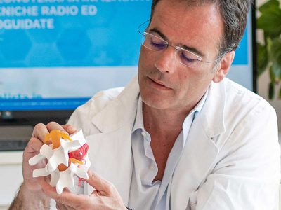 il dott Zambello della clinica ozonoterapia di Milano spiega che le ernie discali non rientrano senza cure