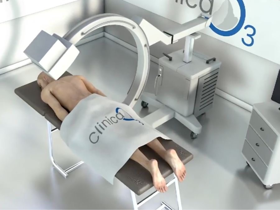 Ozonoterapia RX guidata alla colonna vertebrale eseguita da un medico.