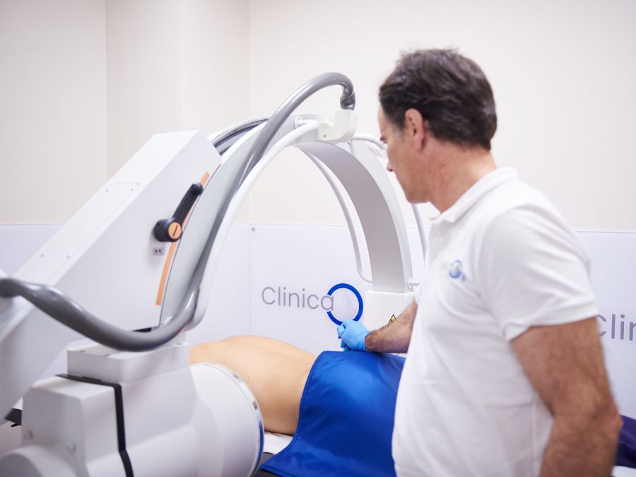 Esecuzione di ozonoterapia RX guidata alla colonna vertebrale sotto guida radiologica.