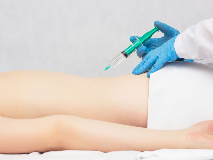 Somministrazione di ozonoterapia RX guidata alla colonna vertebrale