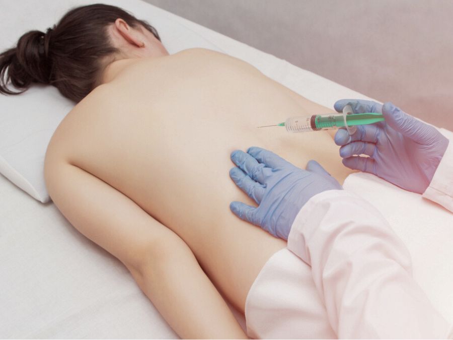 Paziente durante una seduta di ozonoterapia RX guidata alla colonna vertebrale.